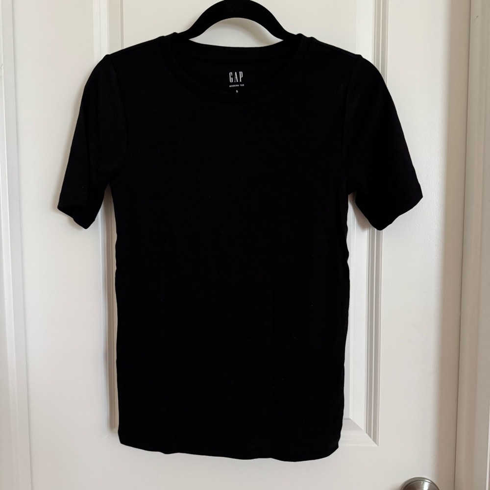 NWT GAP Modern Black Tee, S